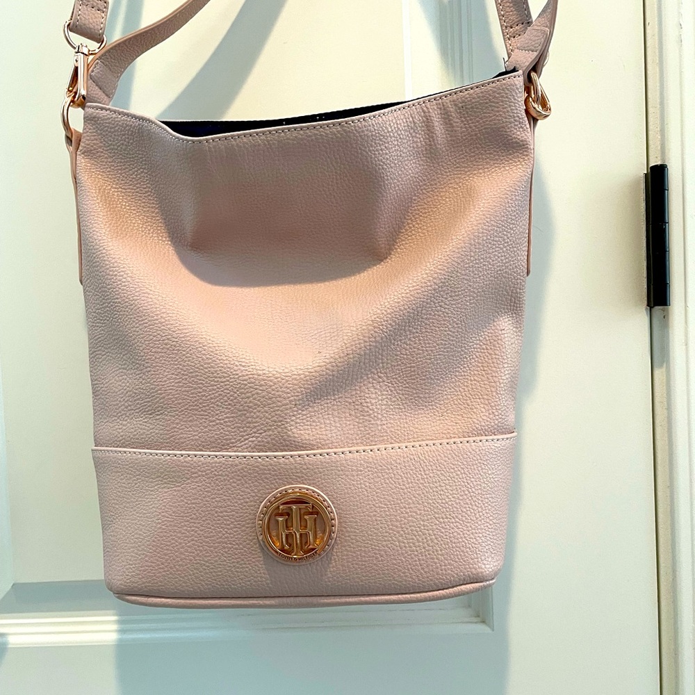 Cute like new Tommy Hilfiger bag with detachable shoulder strap.